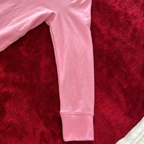 Very soft sweatshirt material,Slits on both sides at bottom. Crew neck - Picture 3 of 6